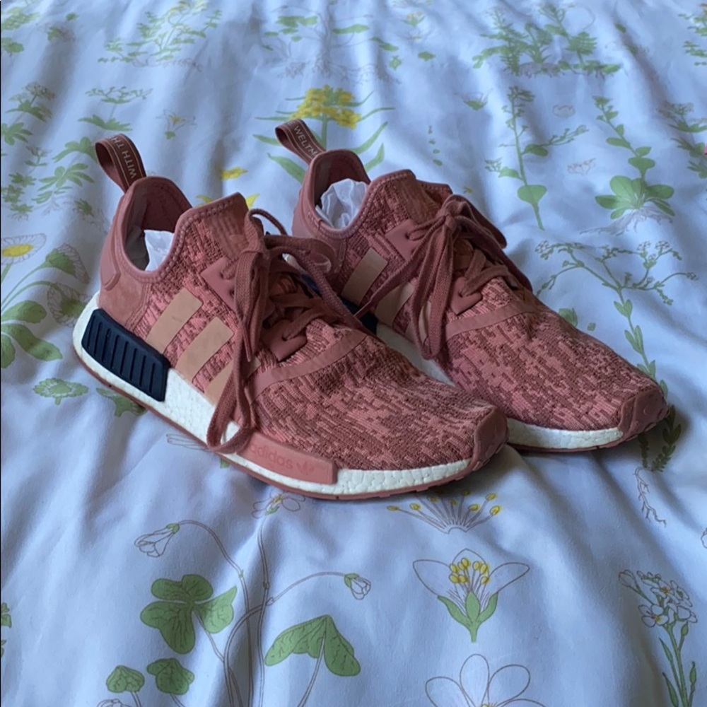 ADIDAS -- NMD R1 (Raw Pink Glitch)